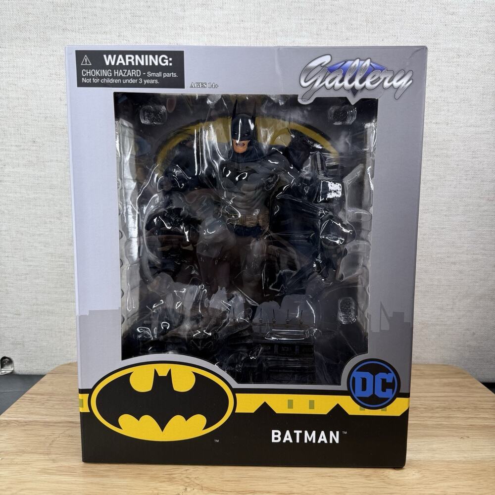 Batman Gallery PVC Diorama – Diamond Select Toys, DC Comics Figure